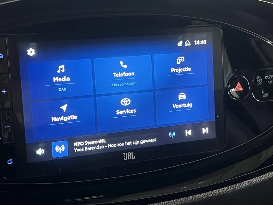 Toyota Aygo X 72PK VVT-i S-CVT Premium Automaat | 1e eigenaar | JBL Audio | Navi | Apple CarPlay/Android Auto | Adaptive Cruise Control | Licht & Regen Sensor | Lichtmetalen Velgen | Keyless Entry |