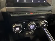 Renault Clio 145PK E-Tech Full Hybrid Techno Automaat | Digital Cockpit | 9,3' Navi | Climate Control | Apple CarPlay/Android Auto | Camera | Cruise Control | Armsteun | Lichtmetalen Velgen Hoogglans Zwart |