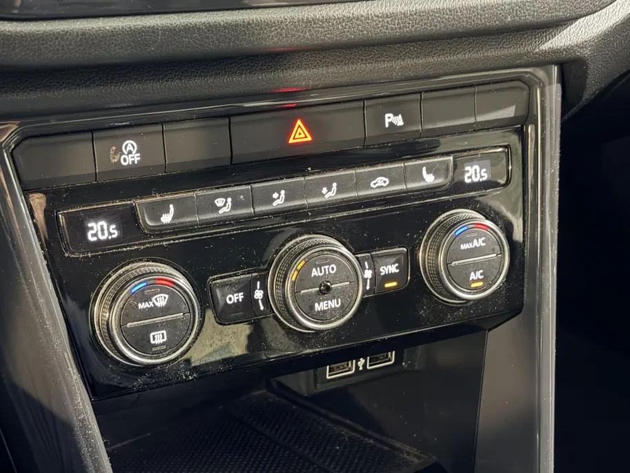 Volkswagen T-Roc 1.5 - 150PK TSI Sport | Digital Cockpit | Stoelverwarming | Navi | Apple CarPlay/Android Auto | Adaptive Cruise Control | Climate Control | Armsteun | Lichtmetalen Velgen |