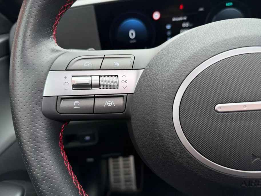 Hyundai Kona 1.6 GDI HEV N Line Sky | Schuif-/kantel dak | 360 camera | Apple Carplay/ Android Auto | Stoelverwarming voor & achter | Stoelventilatie |  Navigatie |