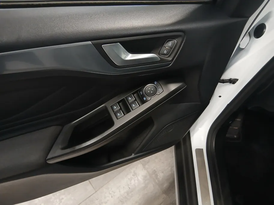 Ford Focus 1.0 EcoBoost 125PK Active Business 125 PK| Winterpack | Afneembare Trekhaak | Zwart Dak | Dakreling | NL Auto |