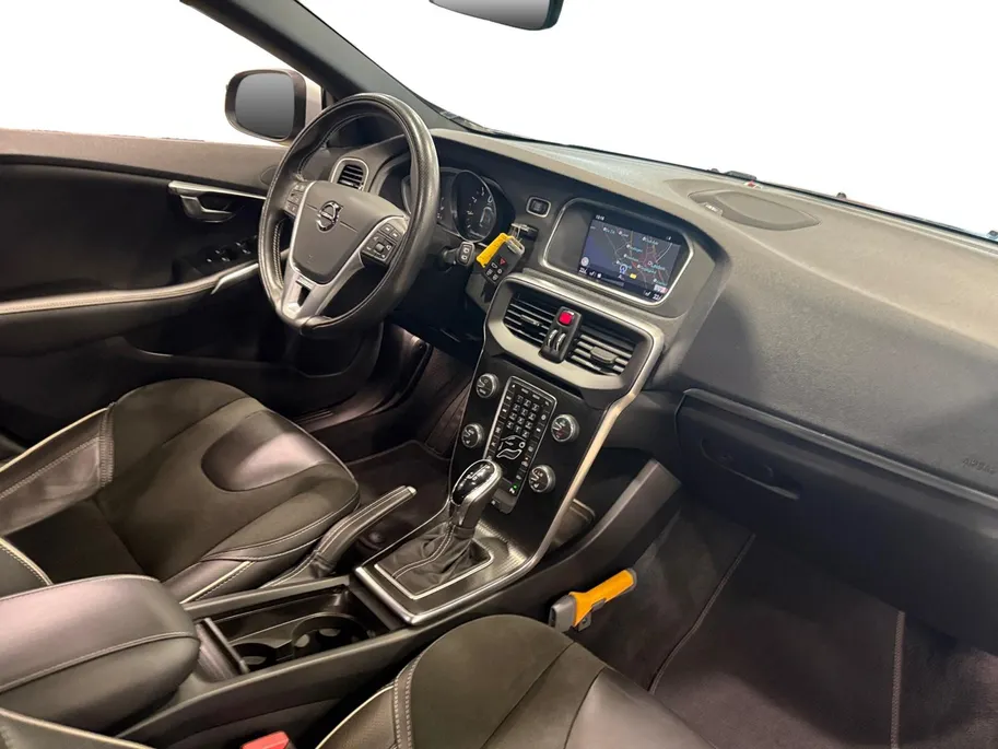 Volvo V40 1.5 T3 Polar+ Sport *Panorama*Aut.*Navi+Camera*Harman/Kardon*Stoel Verw.*Sportieve Auto!