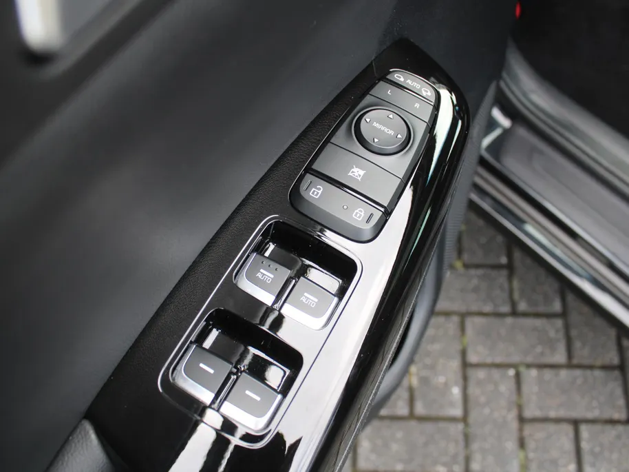 Kia Sportage 1.6 T-GDI Black Edition | Stuur-/stoelverwarming v+a | Schuifdak | Leer | Camera | Elek. achterklep | Cruise | PDC | Navi | 17' LM | Zeer nette auto! |