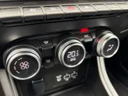 Renault Captur 1.6 E-Tech Hybrid 145 Intens Apple Carplay/Android Auto , electronic climate controle , Camera , cruise , tel , lm velgen , parkeersensoren , navi groot scherm .