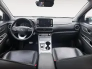 Hyundai Kona EV Premium 64 kWh | Achteruitrijcamera | Head Up Display | Dodehoek Detectie | Lederen Bekleding | Climate Control |