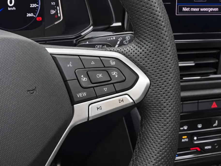 Volkswagen T-Roc 1.5 TSI 150pk DSG R-Line · Panoramadak · Camera · Dodehoeksensor · Keyless · Apple/Android Car Play · 19'Velgen ·