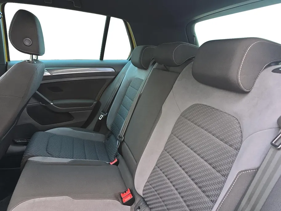 Volkswagen Golf 1.0 TSI Highline Business R | Panoramadak | Virtual Cockpit | Achteruitrijcamera | Apple/Android Auto | Dynaudio | 12 maanden garantie |