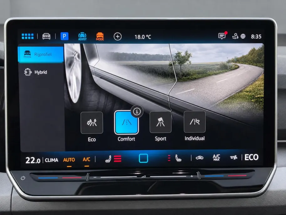 Volkswagen Golf 1.5 eHybrid 204pk DSG Life Edition · Camera · Keyless · Apple/Android Car Play · Stoelverwarming · Apple/Android Car Play · Garantie t/m 17-05-2030 of 100.000km