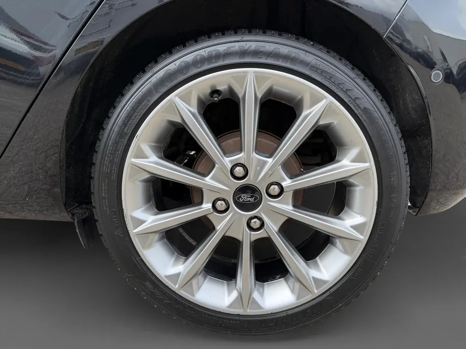 Ford Fiesta 1.0 EcoBoost Hybrid Vignale | Dealer onderhouden | NL auto | Adapt. cruise control | Pano dak | BLIS | Winter pack | Parkeersensoren voor en achter | Achteruitrijcamera | 17' lichtmetalen velgen | Bovag garantie |