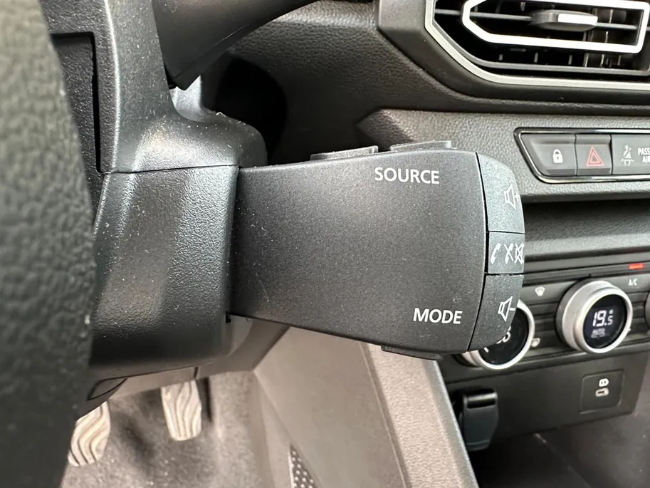 Dacia Sandero 90PK TCe Journey | Camera | Dode Hoek Detectie | Climate Control | Parkeersensoren | Apple CarPlay/Android Auto | Cruise Control | Full LED | 12 Maanden BOVAG Garantie