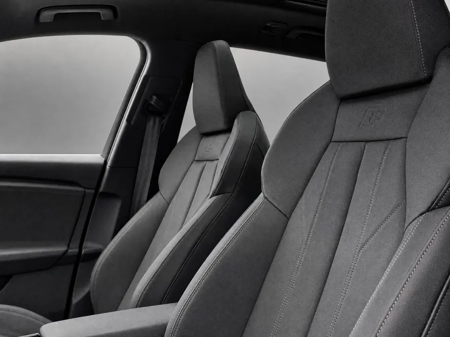 Audi Q6 e-tron S edition performance 100 kWh 306 PK · Tech pro · Glazen panoramadak · Trekhaak elek. wegklapbaar · Optiekpakket zwart