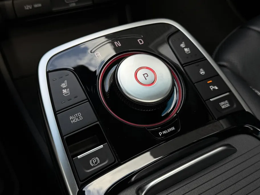 Kia e-Niro ExecutiveLine 64 kWh | Warmtepomp | Memory seats | Stoelverwarming- en ventilatie | JBL audio-installatie | Glazen schuif-/kanteldak | Dodehoekassistentie | Parkeersensoren voor- en achter | Apple/Android Carplay