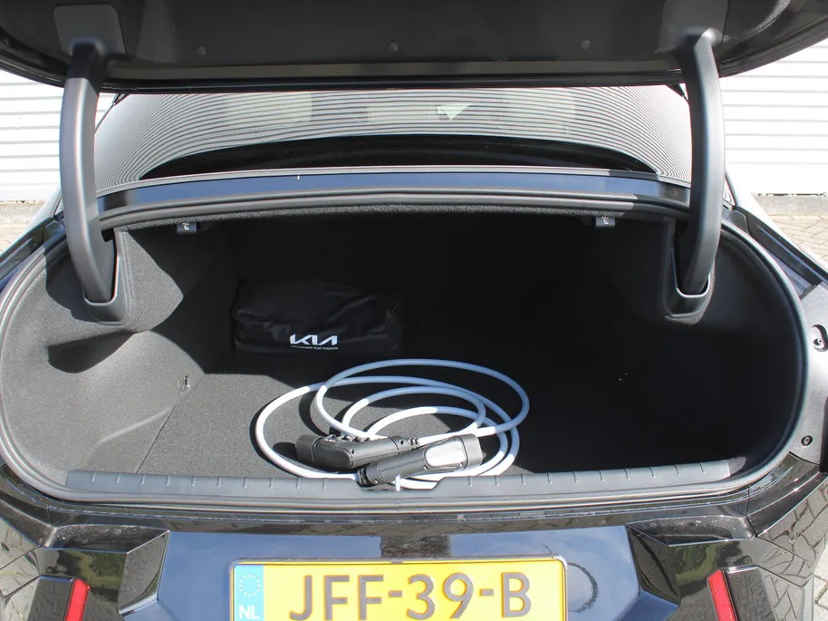 Kia EV4 Fastback GT-PlusLine 81.4 kWh | Schuifdak | Stuur-/stoelverwarming + ventilatie | Camera rondom | Elek. stoelverstelling | Leer | HUD | LED | 19' LM |