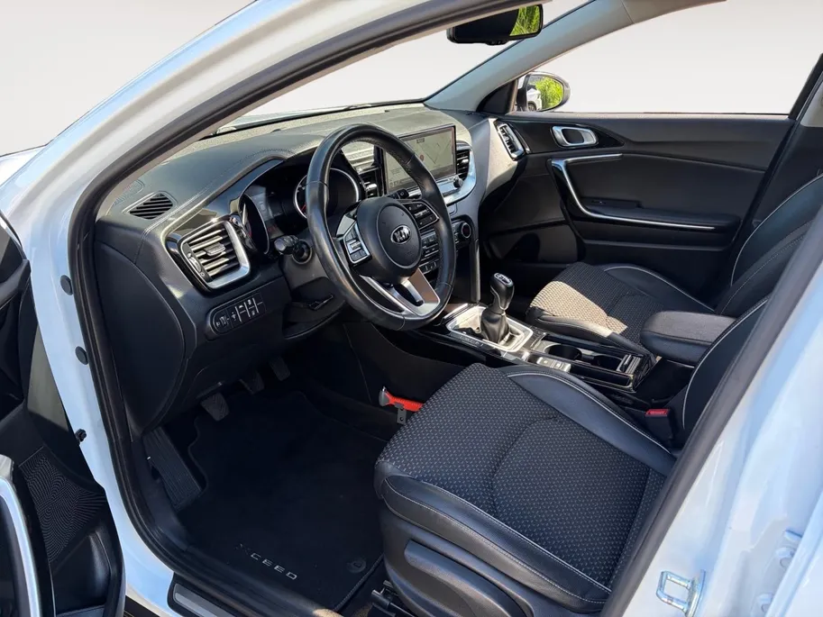 Kia XCeed 1.0 T-GDi DynamicPlusLine | Stoel- en stuurverwarming | Keyless entry/start | Achteruitrijcamera | Parkeersensoren achter | Apple/Android Carplay | Cruise control | Climate control | Navi