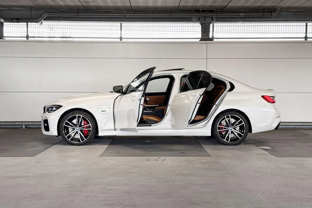 BMW 3 Serie Sedan 330e xDrive High Executive