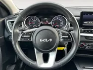 Kia Ceed Sportswagon 1.5 T-GDi DynamicLine | All-Seasonbanden | Apple Carplay / Android Auto | Navigatiesysteem | Parkeersensoren Voor + Achter | Parkeercamera Achter | Licht + Regensensor | Cruise Control | Climate Control | 16'Lichtmetalen velgen