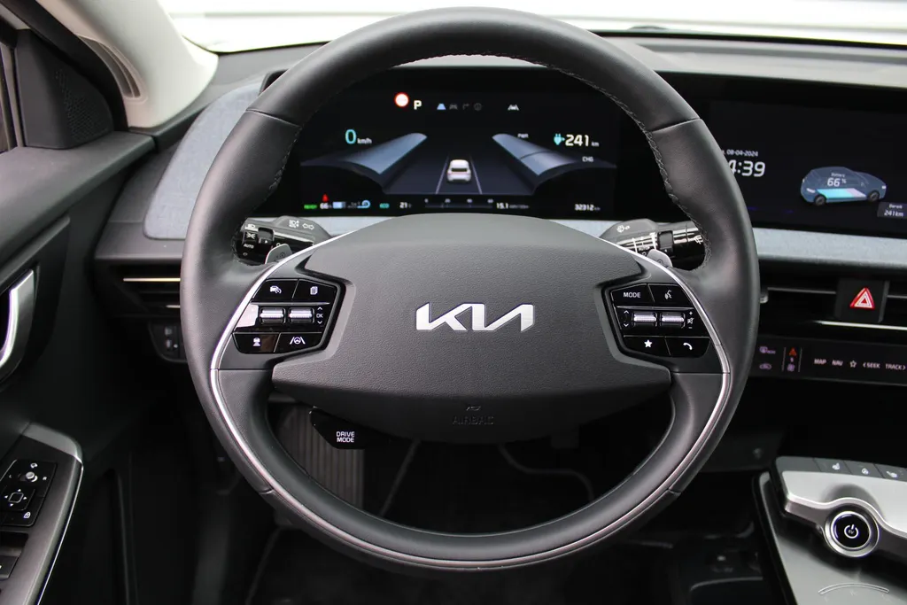 Kia EV6 Air 58 kWh | Trekhaak | 20' LM | Stuur-/stoelverwarming | Camera | Navi | Cruise adapt. | Dodehoek detectie |