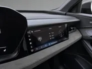 Audi Q6 e-tron S edition 306pk performance 100 kWh · Panoramadak · Luchtvering · Trekhaak · 360 Camera · Warmtepomp · Head-Up · Elek. Voorstoelen · 21'' Inch · 24-11-2030 of 100.000km