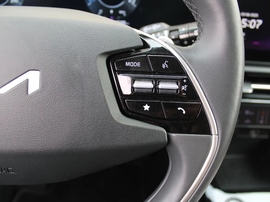 Kia Niro EV Edition Advanced 64.8 kWh | Stuur-/stoelverwarming | Elektr. stoelverstelling | Camera | Cruise adapt. | 17'LM | Clima | 17% bijtelling |