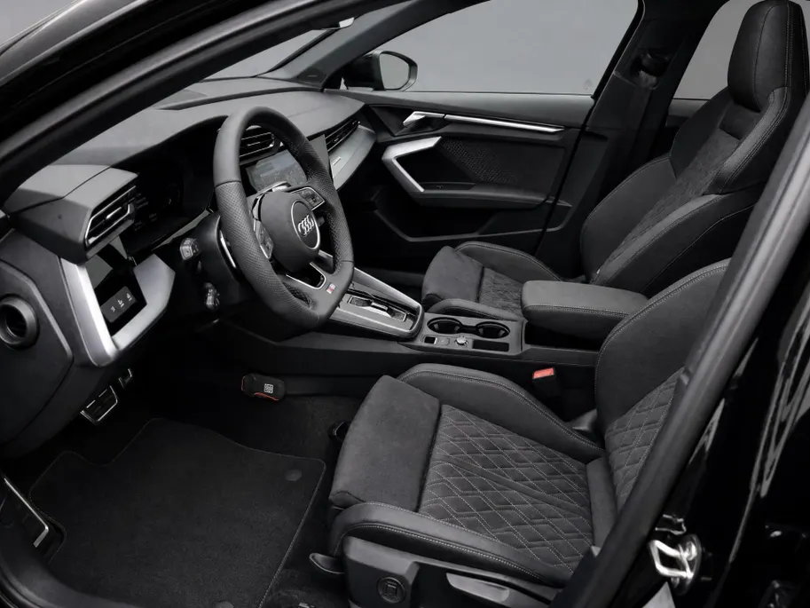 Audi A3 Sportback 45 TFSI e S edition Competition Panoramadak · SONOS Sound System · 19'' lichtmetalen velgen · Sportstoelen alcantara · MEGA Sale