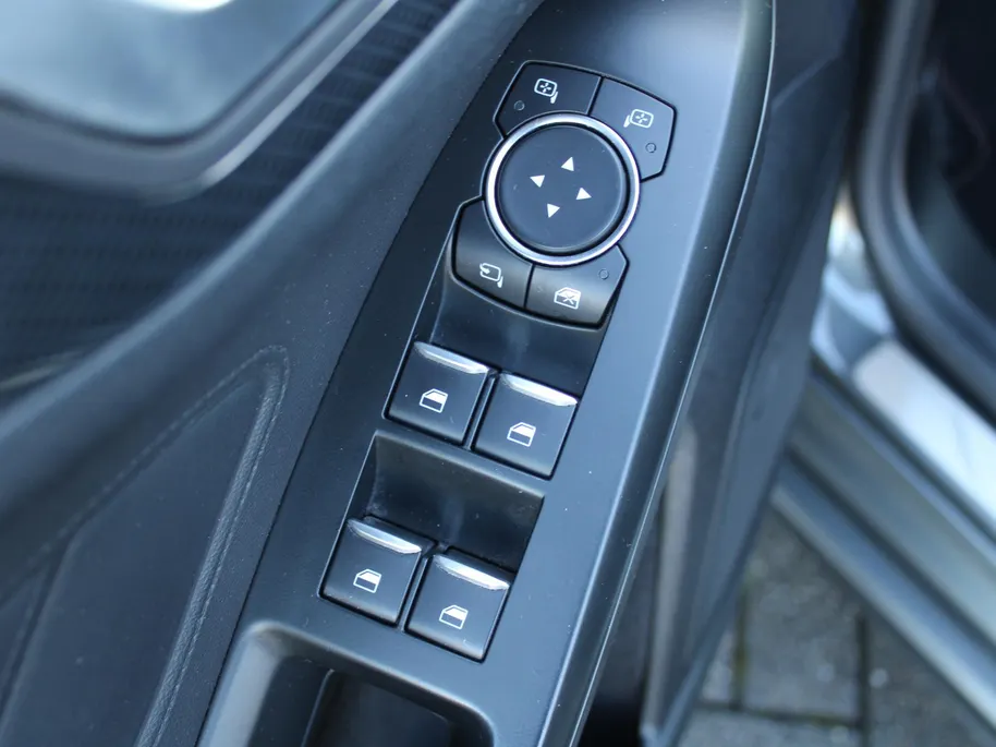 Ford Focus Wagon 1.0 EcoBoost ST Line Business | Stuur-/stoel-/voorruitverwarming | Camera | Clima | Draadloze telefoonlader | 17' LM | Navi |