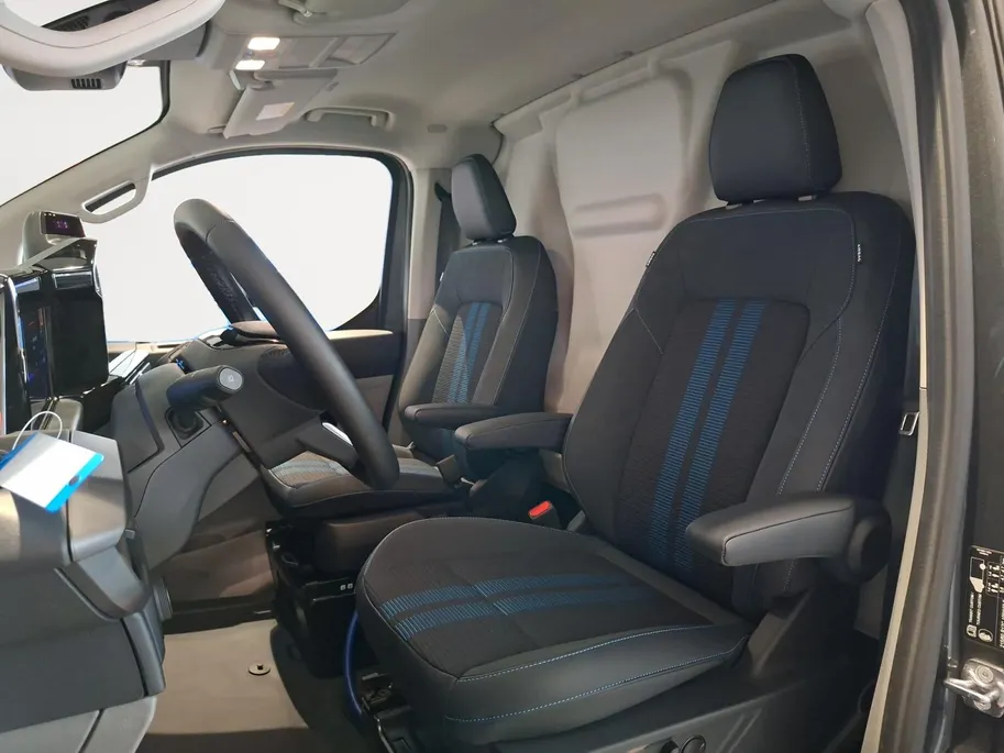 Ford E-Transit Custom 340 L2H1 Sport 71 kWh 218 pk | NIEUW TE BESTELLEN | 17' LM velgen | Laadruimtebescherming | Achteruitrijcamera | All weather banden | Trekhaak | Rijklaarprijs!
