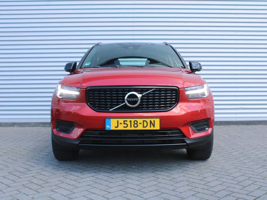 Volvo XC40 2.0 T4 R-Design | Keyless | HK Audio | Adap. Cruise | PDC | Elek. Trekhaak | 19' Velgen | Elek. Kofferklep | Camera | Stoelverwarming |