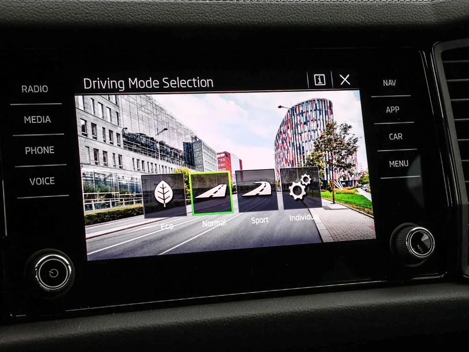 Škoda Kodiaq 1.5 TSI 150pk DSG Sportline Business 7p. · Camera · Inklap. Trekhaak · Keyless · Elek. Bestuurdersstoel + Geheugen · Matrix LED · Garantie t/m 27-05-2028 of 100.000km