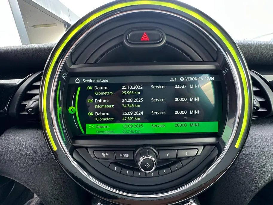 MINI 3-Deurs 1.5 Cooper | Automaat | John Cooper Works | Navigatie | Parkeersensoren | Stoelverwarming | Cruise & Climate Control | Dealer Onderhouden | 12 Maanden BOVAG Garantie