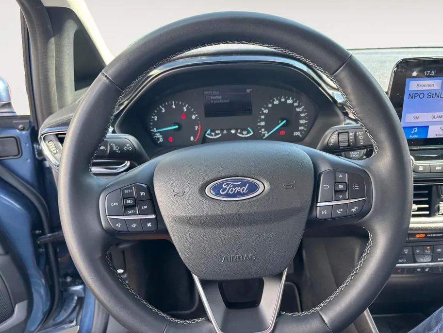 Ford Fiesta 1.0 EcoBoost Hybrid Titanium | Stoel/stuur en voorruitverwarming | Cruise control | Parkeersensoren |