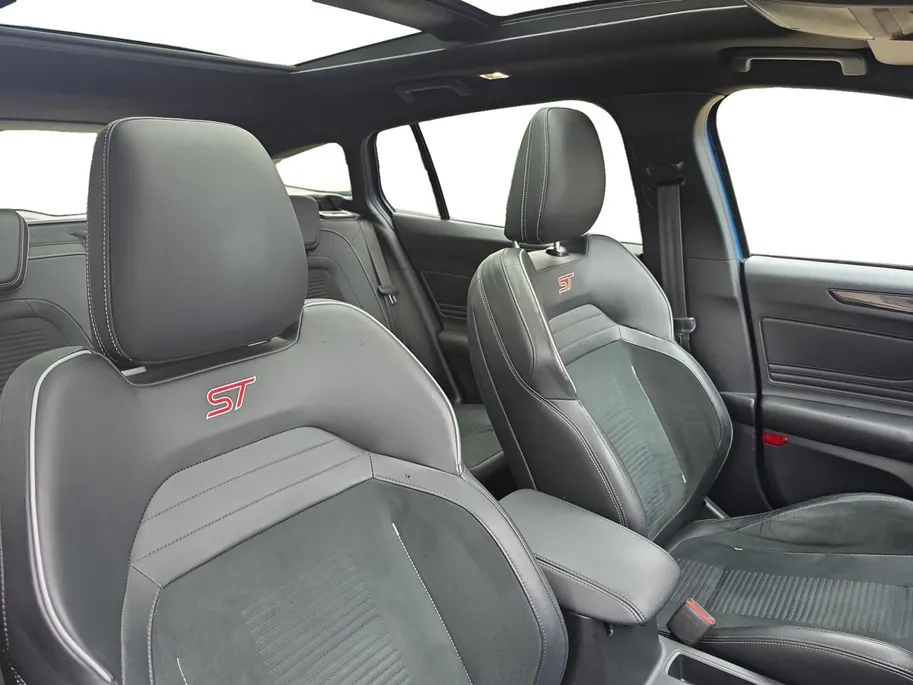 Ford Focus Wagon 2.3 EcoBoost ST-3 | Performance Pack | Panoramadak | Trekhaak | Winter Pack | Achteruitrijcamera | Adapt. Cruise Control | 12 maanden garantie! |
