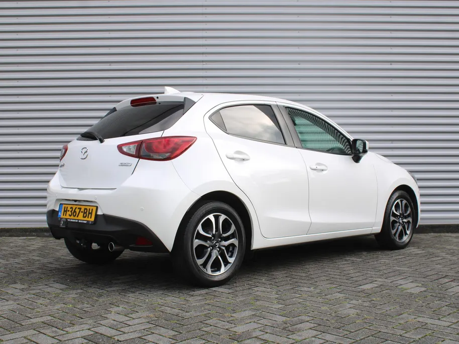 Mazda 2 1.5 Skyactiv-G GT-M | Trekhaak | Camera | Stoelverwarming | 16' LM | Navi | Cruise | Clima | Dodehoek detectie | LED | HUD |