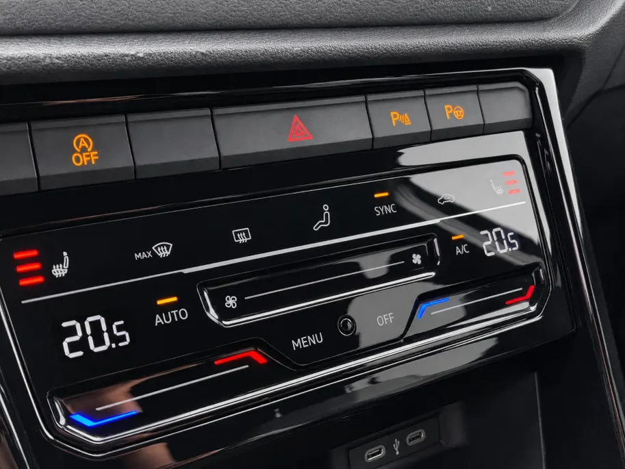 Volkswagen T-Roc 1.5TSI/150PK R-Line Black Style DSG · Panoramadak · Apple/Android Car Play· Camera + Parkeersensoren · Stoelverwarming · 19'' Velgen ·  Garantie t/m 07-07-2027