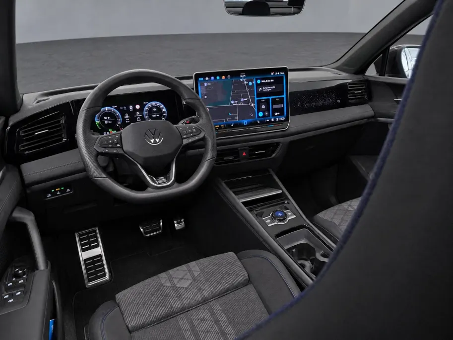 Volkswagen Tiguan 1.5 272pk DSG eHybrid R-Line Edition · Panoramadak · Wegklapbare Trekhaak · 360 Camera · Verwarmbare Voorruit · 20'' Inch · Garantie t/m 16-04-2030 of 100.000km
