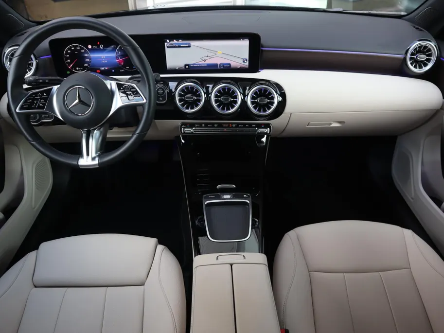 Mercedes-Benz A-Klasse 180 Star Edition Luxury Line l Keyless l Panoramadak l Stoelverwarming