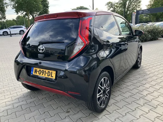 Toyota Aygo 1.0 VVT-i x-clusiv | Leder | Apple CAR Play VERKOCHT