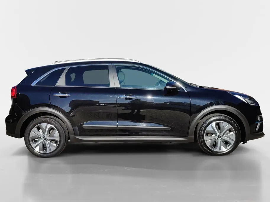 Kia e-Niro DynamicPlusLine 64 kWh | Warmtepomp! | Apple Carplay / Android Auto | Navigatiesyteem | Elektrisch Verstelbare Voorstoelen | Bestuurdersstoel + Geheugen | Stoelverwarming + Stoelkoeling | Stuurverwarming | Elektrisch Schuif / Kanteldak | Licht + Regensens
