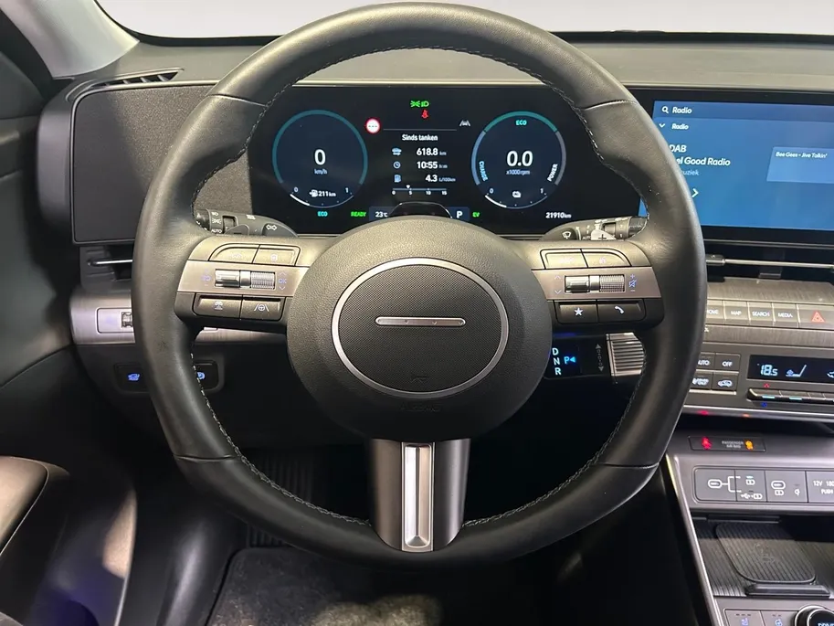 Hyundai Kona 1.6 GDI HEV Premium | Trekhaak Afn 13polig| Apple Carplay / Android Auto | Navigatiesysteem | Elektrisch Verstelbare Voorstoelen | Bestuurdersstoel + Geheugen | Parkeersensoren Voor + Achter | Camera Voor + Achter | Stoelverwarming + Stoelkoeling | Stuurv