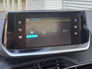 Peugeot e-208 EV Active Pack 50 kWh | Cruise control | Navigatiesysteem | Keyless start | DAB | LM Velgen | 100% Elektrisch | SOH 95,6 %