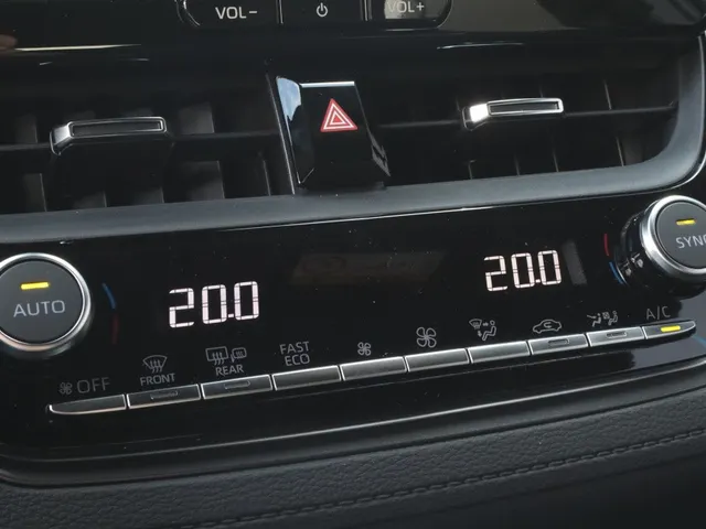 Toyota Corolla Cross Hybrid 180 GR Sport | Stoel/Stuur Verwarming | Blindspot