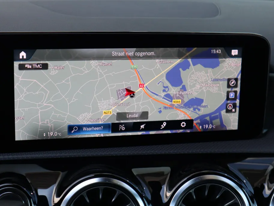 Mercedes-Benz A-Klasse 180 AMG Line l Panorama dak l Keyless entry l Achteruitrij camera l Stoelverwarming