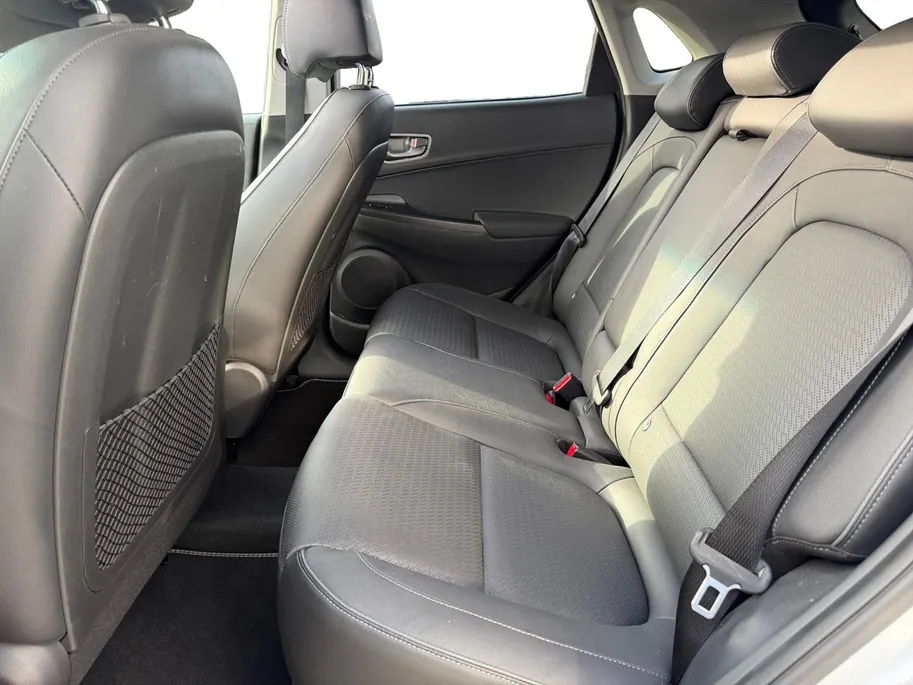 Hyundai Kona EV Limited Sky 64 kWh | Zeer compleet | 99% SOH | Open dak | Lederen bekleding | Trekhaak | Stoel verwarming & koeling | Stuurverwarming |