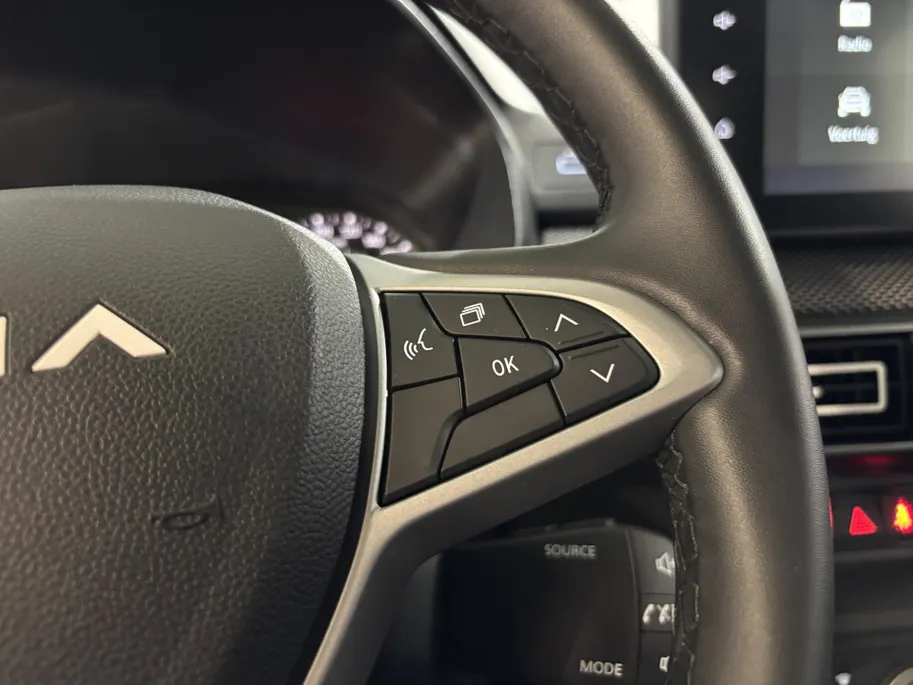 Dacia Sandero 90PK TCe Journey | Camera | Armsteun | Climate Control | Parkeersensoren | Apple CarPlay/Android Auto | Licht & Regen Sensor | Cruise Control | Lichtmetalen Velgen | Full LED |