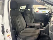 Volkswagen T-Roc 110PK TSI Style | Trekhaak 1300KG Trekgewicht | Navigatie | Cruise Control Adaptief | Climate Control | Camera | Parkeersensoren | Lichtmetalen Velgen | Armsteun |