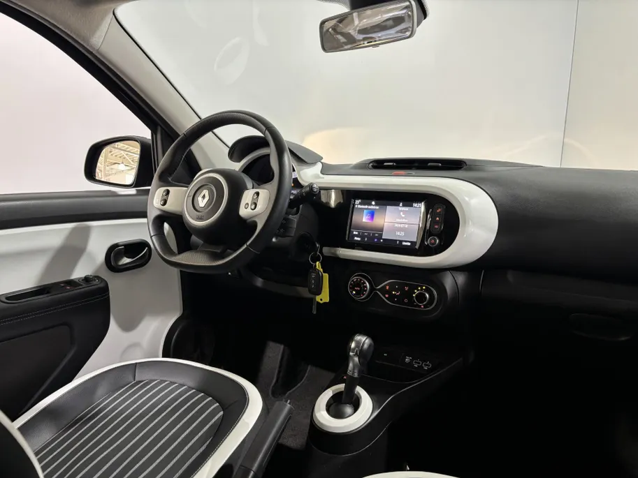 Renault Twingo Z.E. R80 Intens Automaat | 1e eigenaar | Apple CarPlay/Android Auto | Climate Control | Lichtmetalen Velgen | Cruise Control | Licht & Regen Sensor | Half Leder | Privacy Glass | Elektrische Ramen & Spiegels |