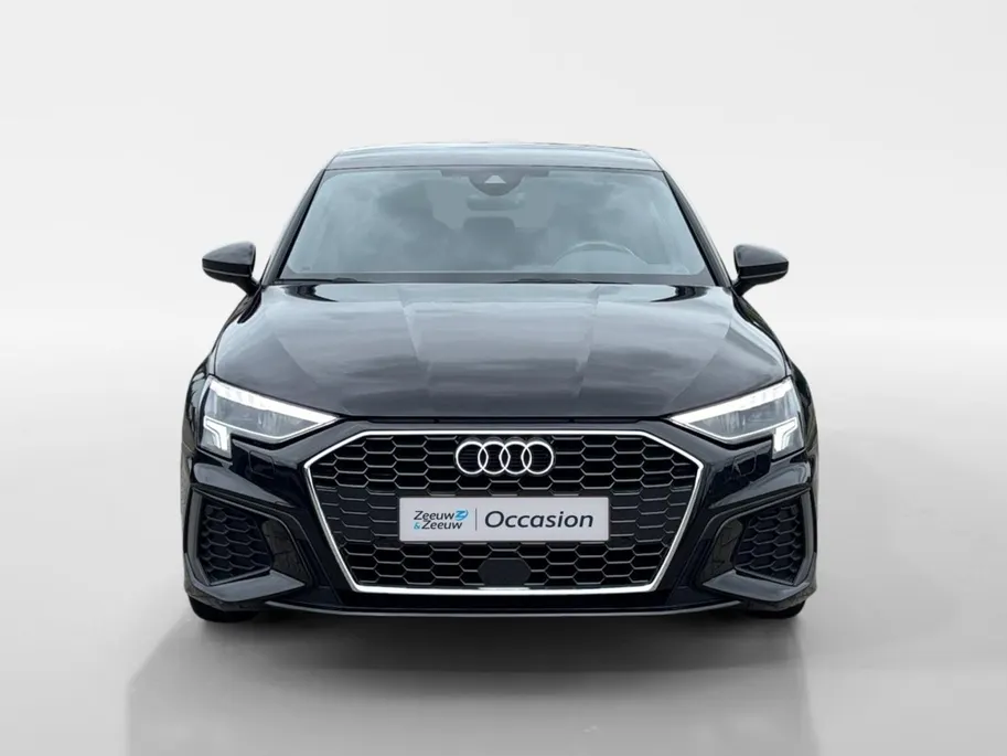 Audi A3 Limousine 110PK 30 TFSI S Edition Automaat | 1e eigenaar | Virtual Cockpit | Navi | Armsteun | Cruise Control | Zwarte Lichtmetalen Velgen | Apple CarPlay/Android Auto | Full LED koplampen | Keyless Entry |