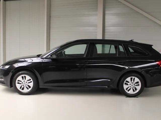 Škoda Octavia Combi 1.0 e-TSI Business Edition Navigatie | Parkeersensoren achter | Led verlichting | El. achterklep