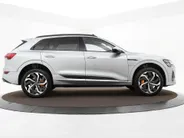 Audi e-tron 55 300kW/408PK S Line 95Kwh · SOH 94,6% · Panoramadak · Leder/Alcantara · 360°Camera + Parkeersensoren · Stoelverwarming ·