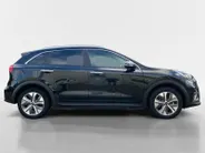 Kia e-Niro ExecutiveLine 64 kWh | Climate control | Leder | Stoel + stuurverwarming en ventilatie | Schuif/kanteldak | Navigatie | 17 inch LM-velgen | Keyless | SOH 97% |