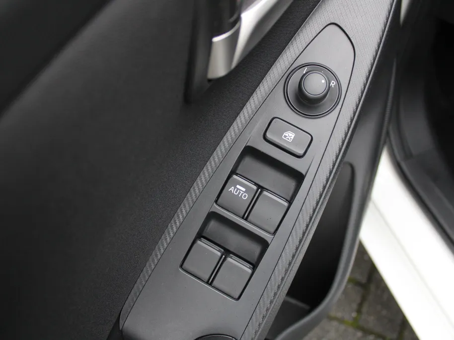 Mazda 2 1.5 e-SkyActiv-G 90PK 6MT Homura | Stuur-/stoelverwarming | Camera | Dodehoek detectie | LED | 16' LM | Carplay | Clima | Cruise |